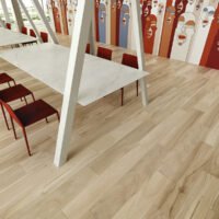 Włoskie płytki podłogowe imitujące drewno w salonie