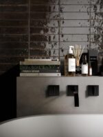 Czarny gres włoski z efektem postarzenia na ścianie w łazience - MARAZZI lume black lx