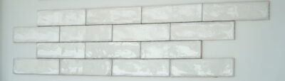 Białe płytki cegiełki na ścianie - Harmony California White (płytka bazowa) i Harmony Highland White (płytka dekoracyjna)