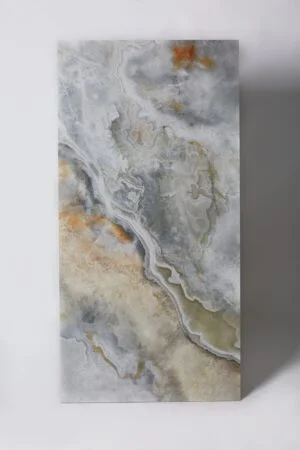 Płytka imitująca marmur, naturalny kamień w formacie 80x160cm.
