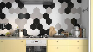Płytki gresowe heksagonalne na ścianie w kuchni.