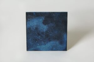 Niebieska płytka ceramiczna w rozmiarze 15x15cm na ścianę.