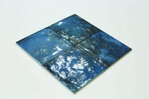 Niebieskie płytki z połyskującą powierzchnią w formacie 15x15cm
