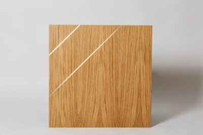 Panel drewniany ścienny z dwoma listwami mosiężnymi.