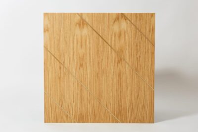 Panel z drewna na ścianę z 4 listwami mosiężnymi. Widok frontu.