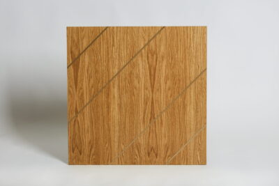 Panel drewniany MODI z 4 paskami mosiężnymi. Widok z fronu.