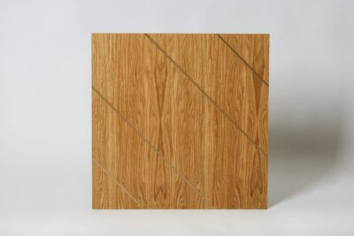 Panel z drewna z listwami 4 mosiężnymi. Widok z frontu.