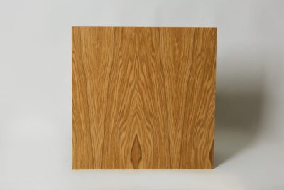 Panel drewniany na ścianę bez pasków mosiężnych.