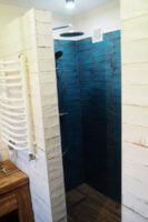Prysznic z płytkami cegiełkami, CIFRE Alchimia blue glossy i Peronda Harmony Uptown Plain