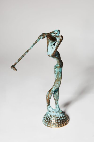 Rzeźba golfisty z brązu patynowanego.