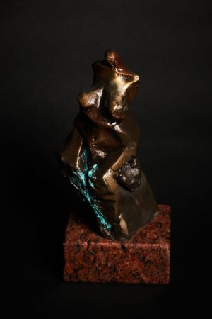 Wenus - akt. Rzeźba z brązu patynowanego.