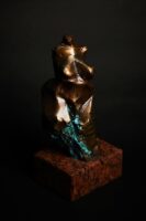 Wenus - akt. Rzeźba z brązu patynowanego.