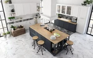 Widok kuchni z białymi flizami z efektem marmuru na podłodze i ścianie - MARSHALL CALACATA 15X90