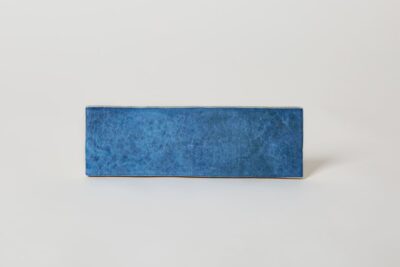 Niebieska płytka cegiełka z błyszczącą powierzchnią w formancie 6,5x20cm