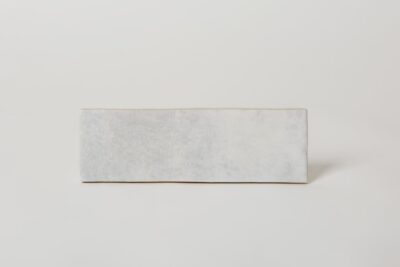 Biała płytka ceramiczna na ścianę z połyskiem
