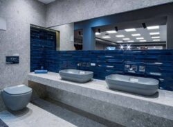 Łazienka z fazowanymi płytkami typu cegiełka APE REALITY i płytkami lastryko APE 4.STONES ceppo