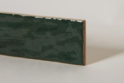 Zielona fliza ceramiczna z powierzchnią błyszczącą na ścianę.