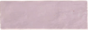 Różowa płytka ceramiczna typu cegiełka z nieregularną powierzchnią, przeznaczona do stosowania na ścianę.