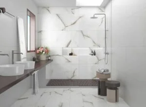 Łazienka z białymi płytkami ze złotą żyłką, imitującymi marmur