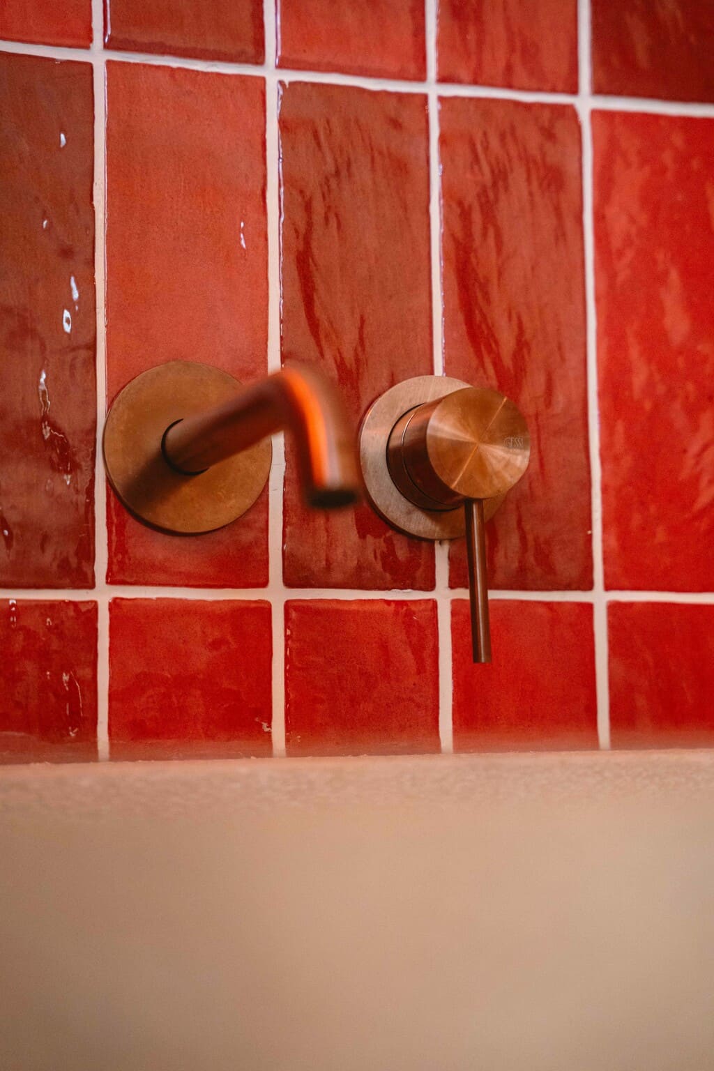 Czerwone cegiełki ceramiczne, łazienkowe w połysku