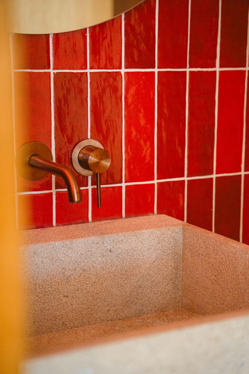 Czerwone kafelki do łazienki na ścianę
