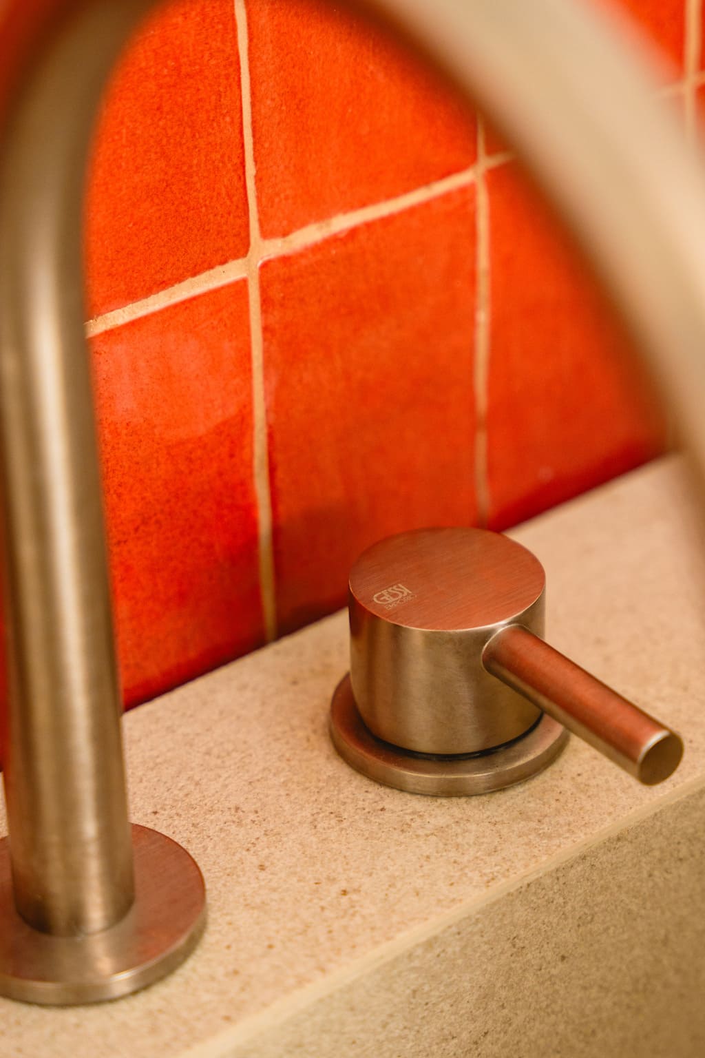 Płytki łazienkowe czerwone na ścianie