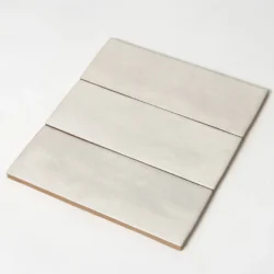 Vilar Albaro Zoe White GL 7,5X20 białoszare płytki cegiełki ścienne ceramiczne. Kafelki w połysku do łazienki lub kuchni na ścianę.