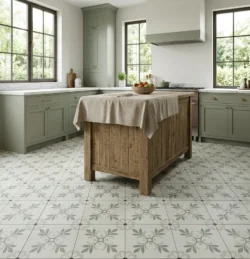 Aranżacja kuchni z płytkami wzorzystymi Harmony SIROCCO GREEN GARDEN 22,3x22,3 cm. Szałwiowa kuchnia z drewnianą wyspą i wzorzystą podłogą.