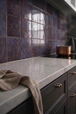 Fioletowe płytki kuchenne 10x10cm Harmony Dyroy Aubergin, pomiędzy szafkami. Kafelki błyszczace.