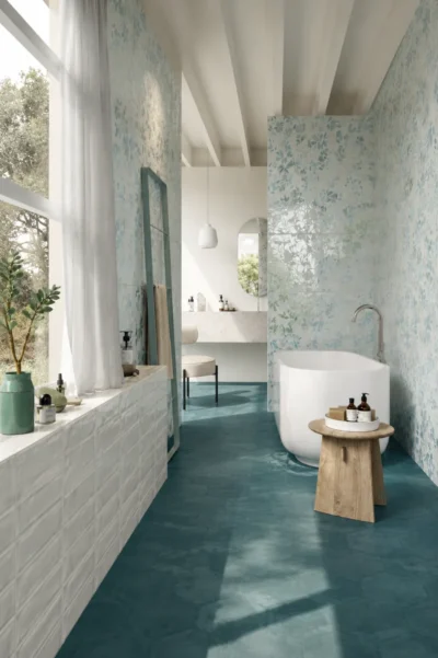 Łazienka z kwiatowymi płytkami MARCA CORONA Mirabilia Floral Clouds 50X120 J139 – elegancka aranżacja spa w odcieniach błękitu
