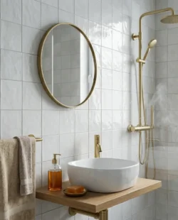 Jasna łazienka z płytkami Harmony Legacy Snow 15x15cm i mosiężnymi dodatkami