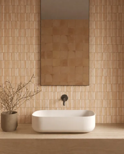 Minimalistyczna łazienka z białą nablatową umywalką, beżową mozaiką ścienną Harmony DUNA Clay 20X20 i nowoczesnym lustrem w stylu japandi.
