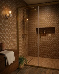 Elegancki prysznic wyłożony płytkami Terracreta FORMA VITREA CHAMOTTE 20x20 J080 o wzorze rybiej łuski, z mosiężną armaturą i ciepłym oświetleniem.
