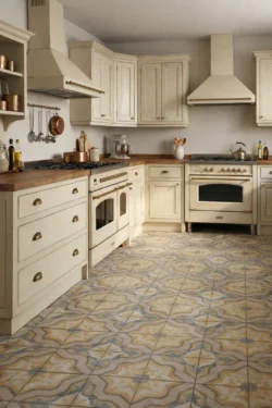 Ultrarealistyczna wizualizacja klasycznej kuchni w stylu vintage z oryginalnymi płytkami podłogowymi Peronda Fs 1827 MUSTARD 44x44 cm w odcieniach musztardowej żółci, beżu i niebiesko-szarego, jasna zabudowa meblowa i drewniany blat.