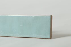 Błękitne kafelki do kuchni - Equipe Artisan Aqua 6,5x20 cm. Płytki kuchenne z połyskiem na ścianę. Hiszpańskie cegiełki ceramiczne.