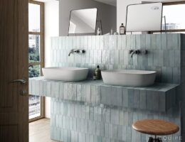 Błękitne kafelki do łazienki - Equipe Artisan Aqua 6,5x20 cm. Płytki łazienkowe, błyszczące typu cegiełki.