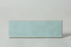 Błękitne płytki - Equipe Artisan Aqua 6,5x20 cm. Płytki w kolorze morskim z błyszczącą, nieregularna powierzchnią. Płytki ścienne do kuchni, łazienki.