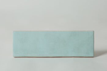 Błękitne płytki - Equipe Artisan Aqua 6,5x20 cm. Płytki w kolorze morskim z błyszczącą, nieregularna powierzchnią. Płytki ścienne do kuchni, łazienki.