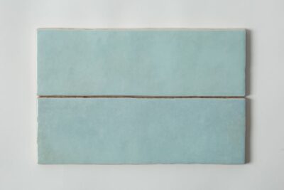 Błękitne płytki łazienkowe - Equipe Artisan Aqua 6,5x20 cm. Kafelki do łazienki na ścianę w pięknym kolorze błękitu. Płytki Artisan.