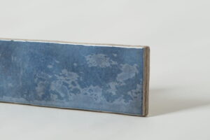 Glazura niebieska - Equipe Artisan Colonial blue 6,5x20 cm. Błyszczące płytki w kolorze niebieskim na ścianę. Płytki Artisan.