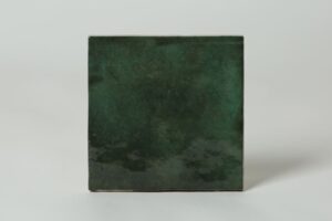 Glazura zielona - EQUIPE Artisan Moss Green 13,2x13,2 cm. Płytki ceramiczne w małym formacie i błyszczącym wykończeniu.