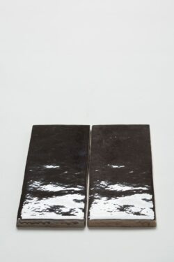 Grafitowe płytki do łazienki - EQUIPE Artisan Graphite 6,5x20 cm. Łazienkowe, ciemnoszare - grafitowe, błyszczące płytki ceramiczne na ścianę.