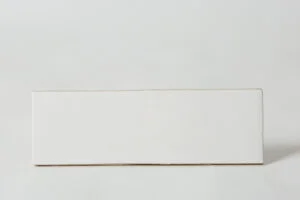 Małe białe kafelki - Equipe Artisan White 6,5x20 cm. Hiszpańskie, błyszczące kafelki ceramiczne na ścianę w kolorze białym.