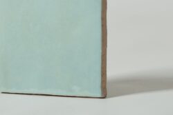 Morskie płytki do łazienki - EQUIPE Artisan Aqua 13,2x13,2 cm. Płytki w kwadratowym formacie na ścianę z błyszczącą, błękitna powierzchnią.