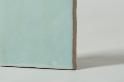 Morskie płytki do łazienki - EQUIPE Artisan Aqua 13,2x13,2 cm. Płytki w kwadratowym formacie na ścianę z błyszczącą, błękitna powierzchnią.