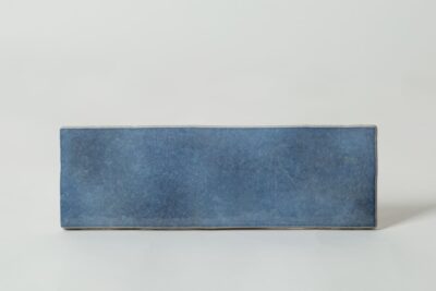 Niebieskie płytki - Equipe Artisan Colonial blue 6,5x20 cm. Hiszpańskie cegiełki z połykiem na ścianę do łazienki, kuchni.