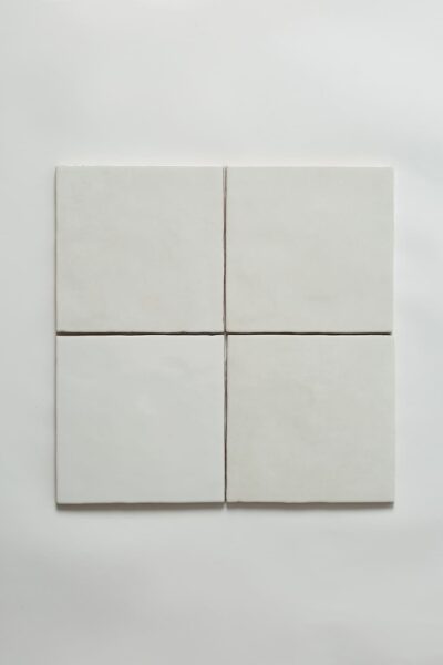 Płytka kwadratowa - EQUIPE Artisan White 13,2x13,2 cm. Kafelki w małym formacie na ścianę z połyskującą powierzchnią. Hiszpańskie płytki ceramiczne od Equipe Ceramicas.