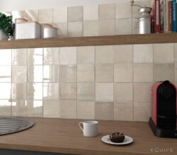 Płytki beżowe do kuchni - EQUIPE Artisan Ochre 13,2x13,2 cm. Kuchenne płytki ścienne z błyszczącą jasną powierzchnią.