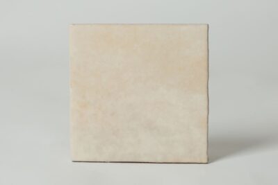 Płytki beżowe z połyskiem - EQUIPE Artisan Ochre 13,2x13,2 cm. Kafelki ceramiczne na ścianę w połysku.