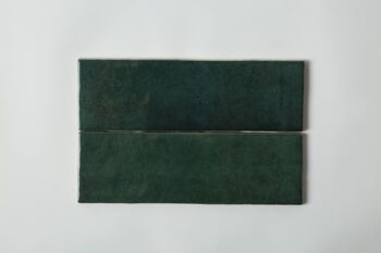 Płytki do kuchni zielone - Equipe Artisan Moss Green 6,5x20 cm. Kafelki cegiełki na ścianę z błyszczącą, nierówna powierzchnią.